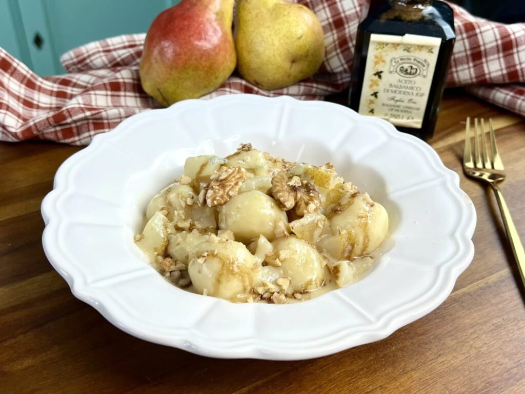 gnocchi di patate con gordonzola, noci aceto balsamico