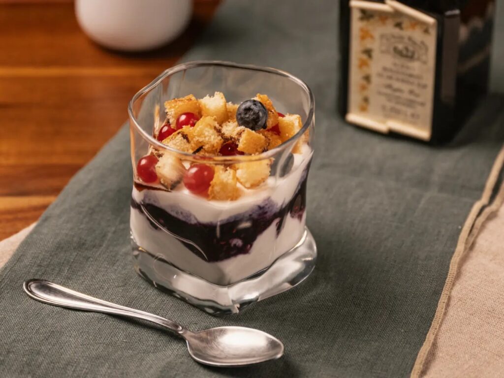 mousse di yogurt con frutti e aceto 