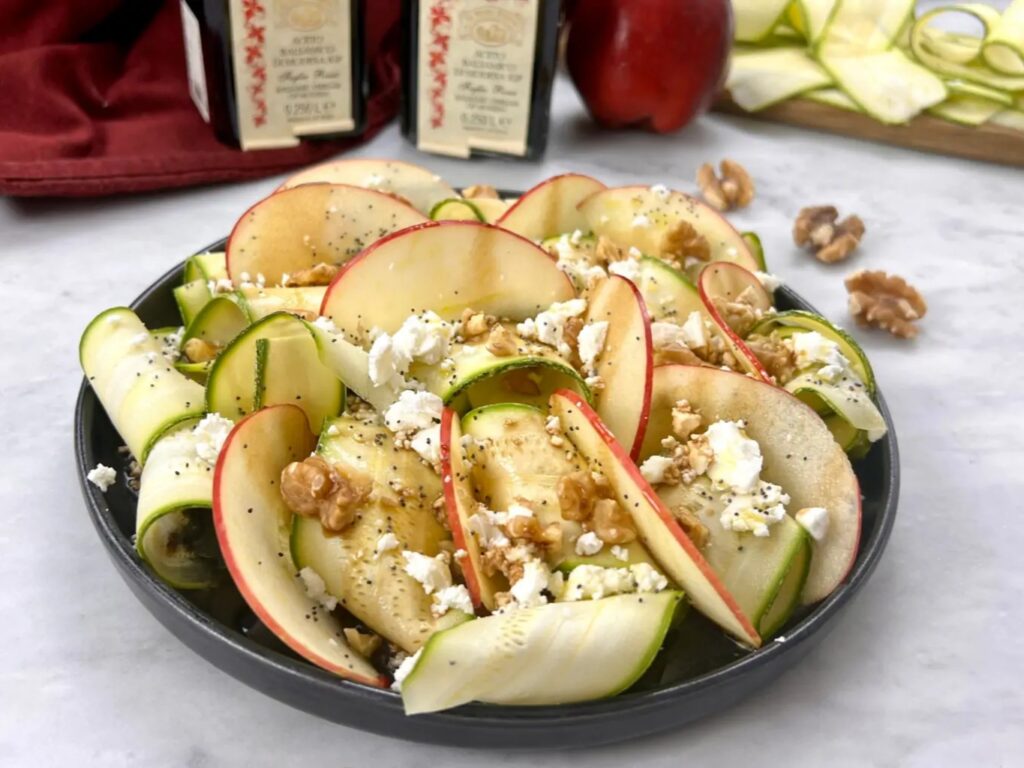 insalata di zucchine, mele, noci, feta, aceto balsamico 